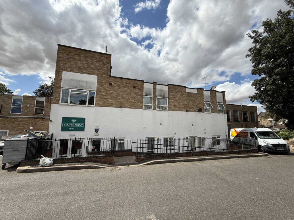 Lot: 47 - MIXED RESIDENTIAL AND COMMERCIAL TOWN CENTRE INVESTMENT - Rear elevation of the building access to the flats at Centre Point